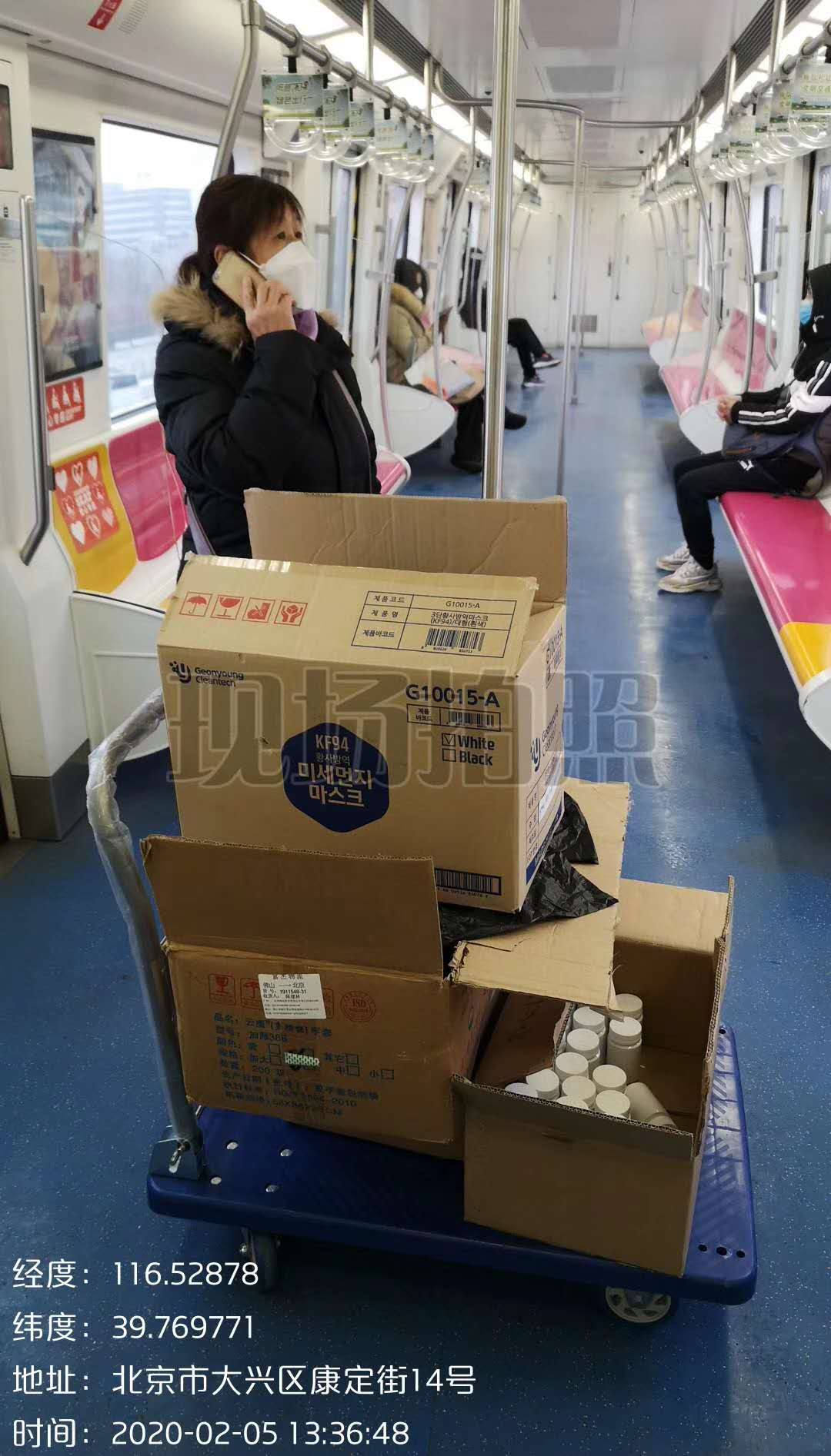 一线督导在分发消毒物资