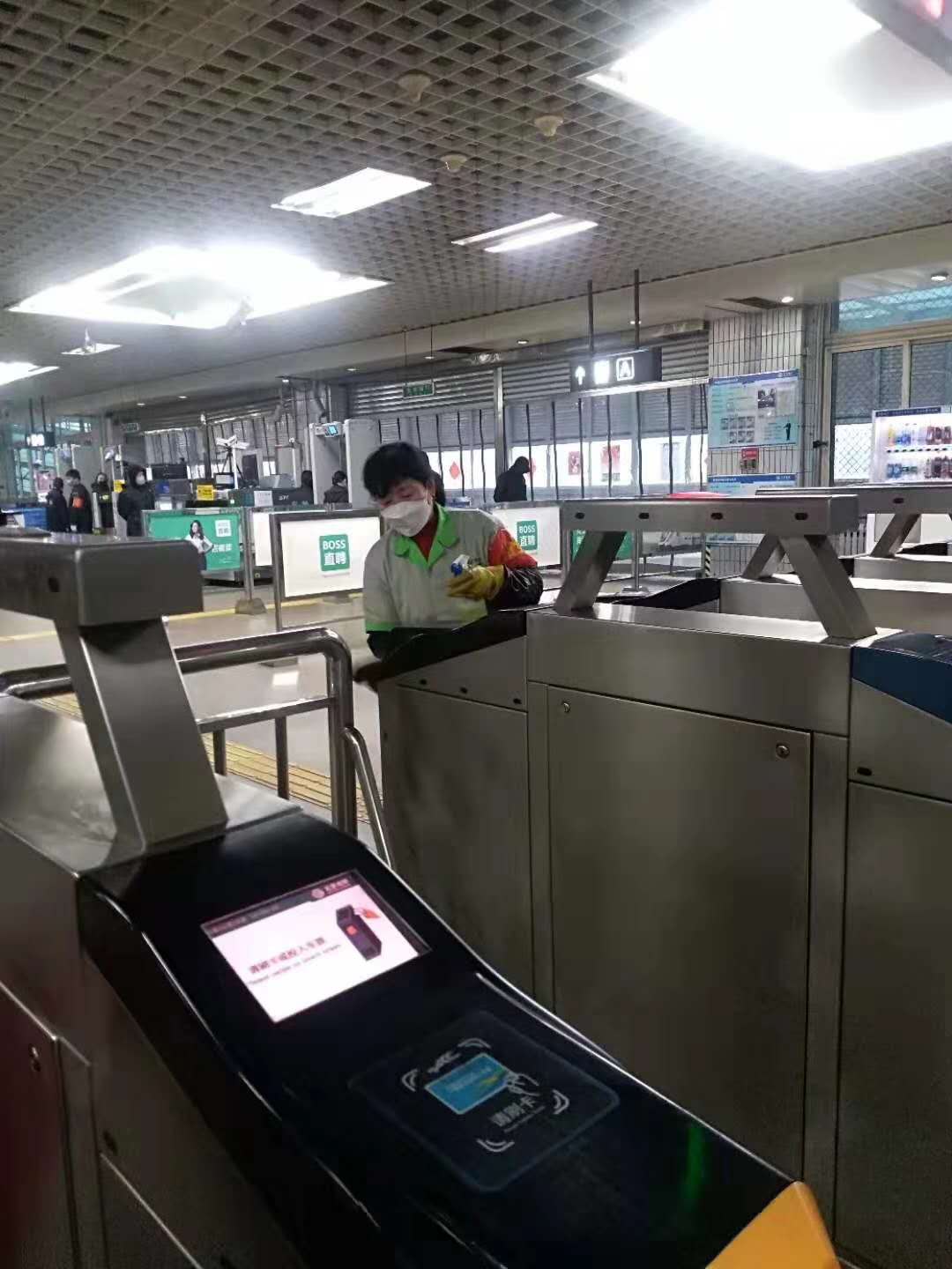保洁员为进站闸机消毒