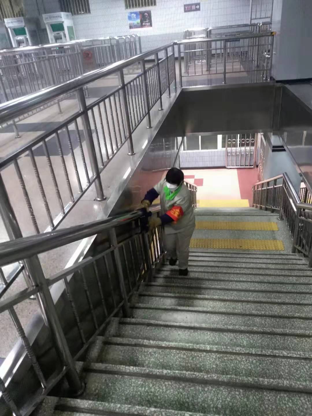 保洁员在反复擦拭楼梯扶手