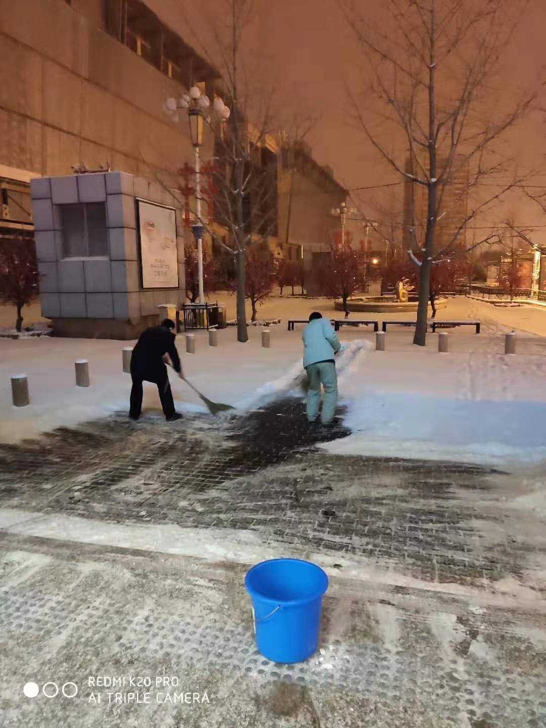 琉璃世界中的辛勤背影